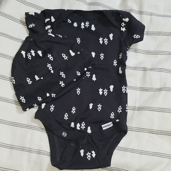 5 piece newborn Gerber onsie + beanie sets bundle - Picture 5 of 6